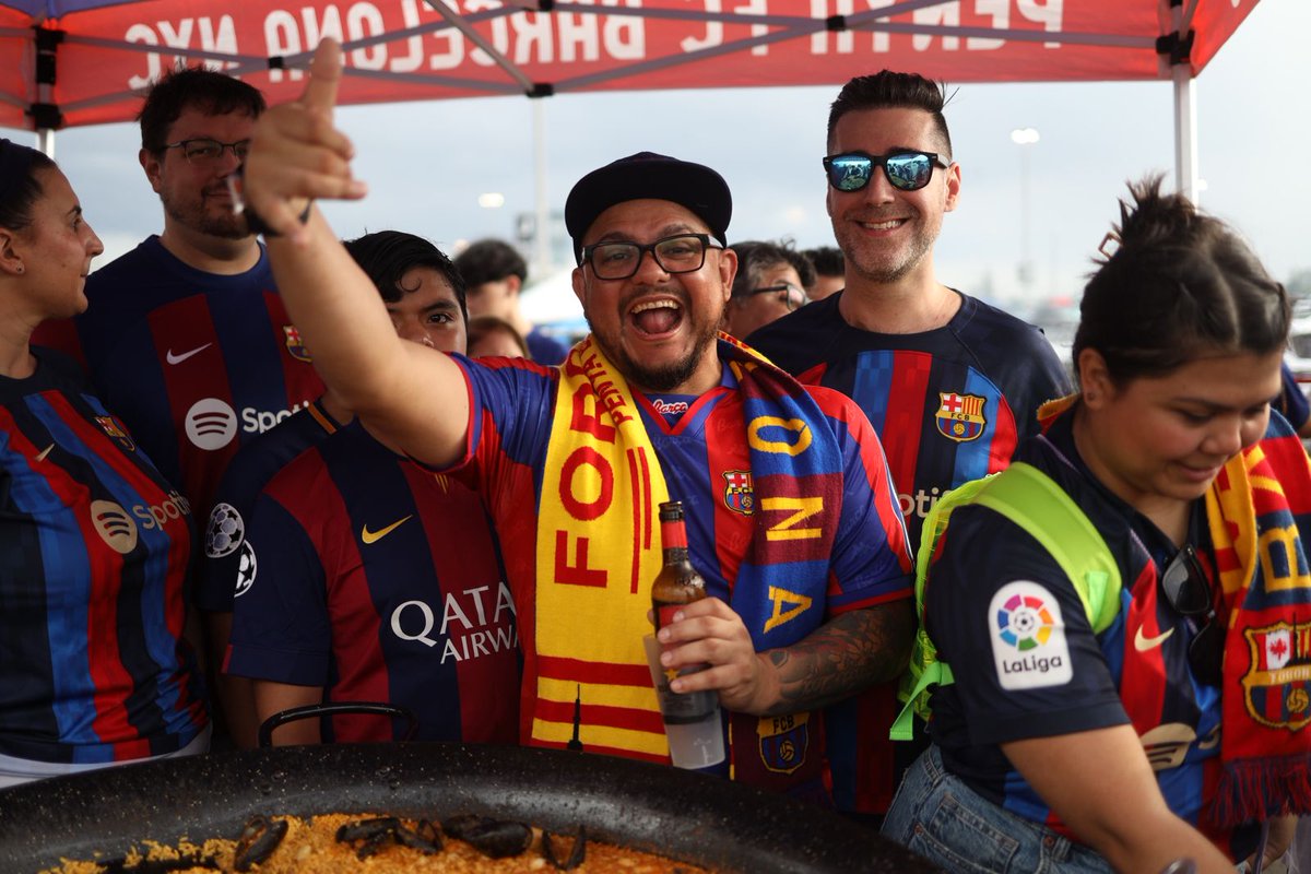 FCBPenyes's tweet photo. 🥳 🥘 No Penya, no party! @FCBarcelona_NYC cooked a big paella for the El Clasico tailgate. What a blast!

🙌 La PB de Nova York va cuinar una paella per la prèvia de El Clàssic

👏 La PB de Nueva York cocinó una paella para la previa de El Clásico https://t.co/yIK0sW08Yc
