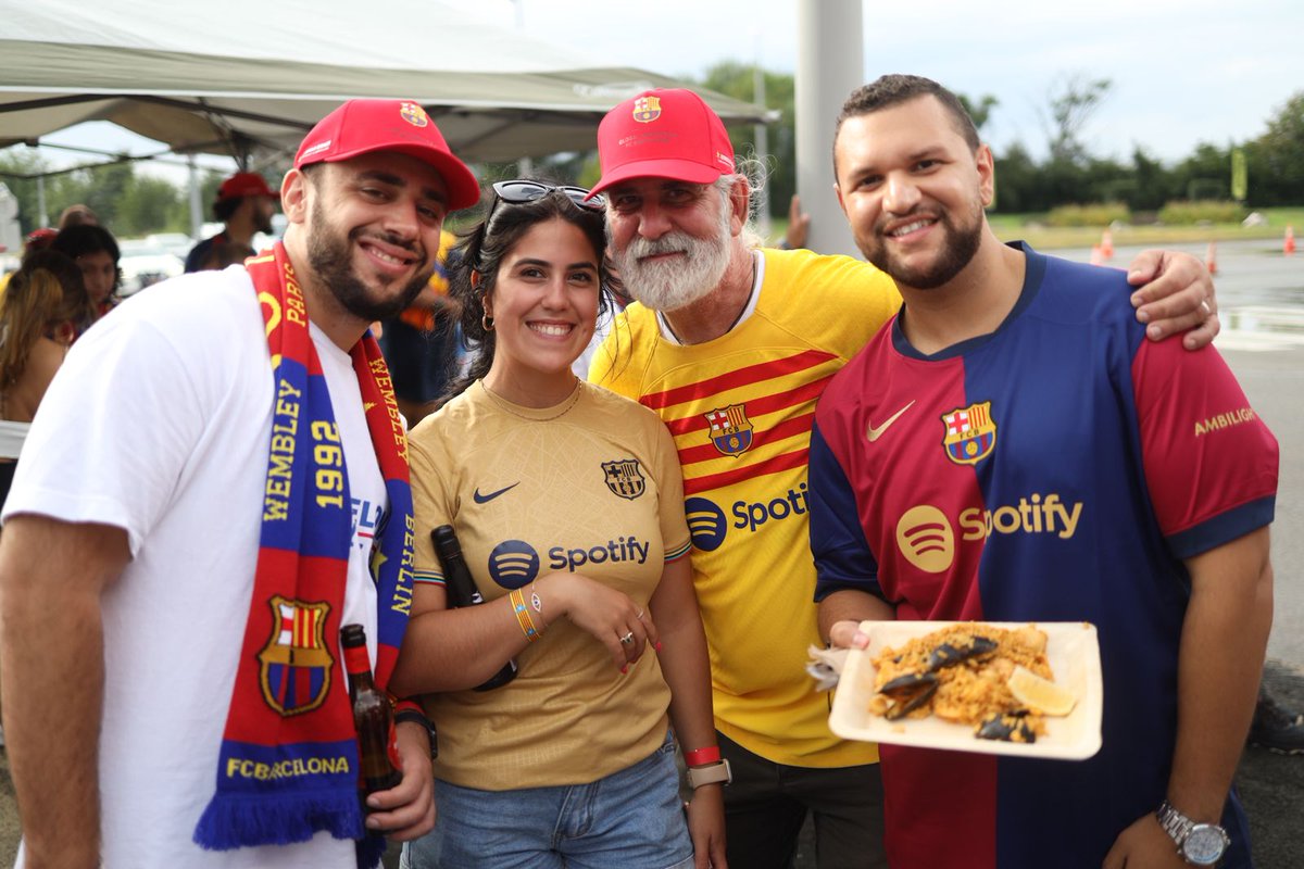 FCBPenyes's tweet photo. 🥳 🥘 No Penya, no party! @FCBarcelona_NYC cooked a big paella for the El Clasico tailgate. What a blast!

🙌 La PB de Nova York va cuinar una paella per la prèvia de El Clàssic

👏 La PB de Nueva York cocinó una paella para la previa de El Clásico https://t.co/yIK0sW08Yc