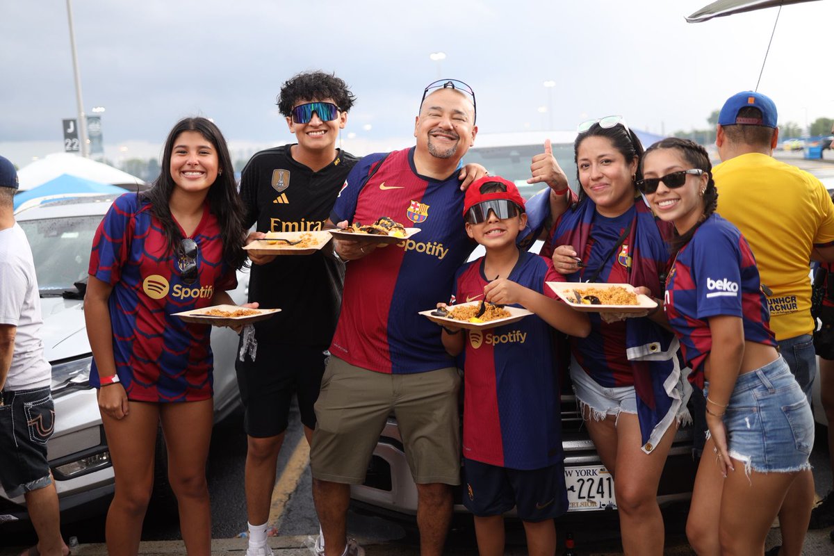 FCBPenyes's tweet photo. 🥳 🥘 No Penya, no party! @FCBarcelona_NYC cooked a big paella for the El Clasico tailgate. What a blast!

🙌 La PB de Nova York va cuinar una paella per la prèvia de El Clàssic

👏 La PB de Nueva York cocinó una paella para la previa de El Clásico https://t.co/yIK0sW08Yc