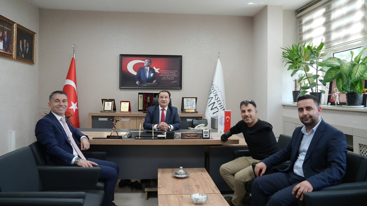 yusufcelebitsk's tweet photo. Bugün, hayatını azim ve başarıyla örmüş iki değerli insan, Yusuf Akgün ve Yener Doğruer ziyaretimde bulundular. 

Küçük yaşta geçirdiği talihsiz bir kaza sonucu elektrik akımına kapılarak iki kolunu kaybeden @AkgunRessam , hayata sımsıkı tutunarak milli yüzücümüz ve başarılı bir ressam olmayı başardı.🙏🏻

Pera Özel Eğitim Kurumları’nın kurucusu @yenerdogruer ise eğitime yaptığı katkılarla sayısız öğrenciye umut ışığı oldu.🌟

Değerli ziyaretlerinden dolayı kendilerine teşekkür ederim.