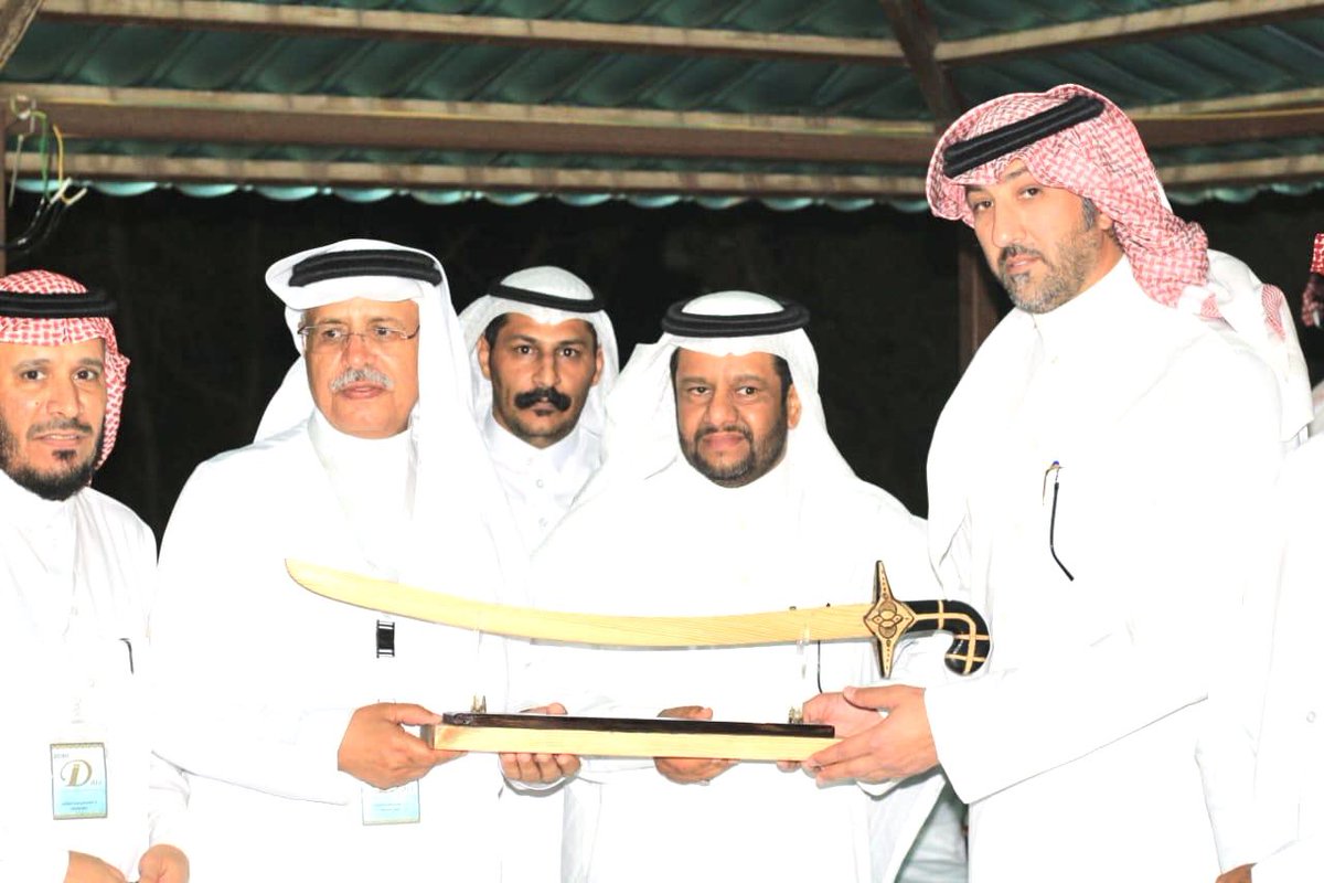 jblsaihan's tweet photo. ((اللحظة الختامية))

رئيس جمعية (ديار) لحفظ التراث  بمحافظة المندق / د. يحيى مرضي.. 

يسلم رئيس جمعية التواصل الإجتماعي الشاعر / زياد بن نحيت.. سيف تذكاري - من نتاج الإخوة في برنامج (صنع في الباحة) 

الحقيقة : كان يوم صيفي حافل بالإنجازات..

١٨ محرم ١٤٤٦هـ قرية الأطلال/ بالمندق https://t.co/NzqmLeq3Gy