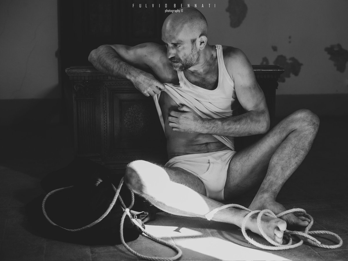 BenfulP's tweet photo. Animale dentro
photo_ Fulvio Bennati 
attore_ Giuseppe Sartori 
#portrait #ritratto #male #maleart #malemodel #uomo #modello #photo #photography #nikonD750 #studiofotografico #picoftheday #ritrattofotografico #ritrattomaschile #malenude #naked #nude #nudomaschile #nudoartistico https://t.co/Q7yOLoOsah