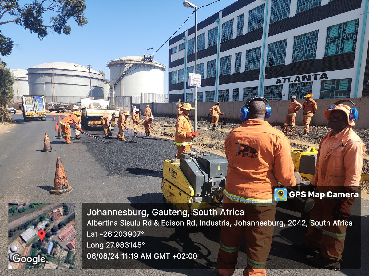Theo76878340's tweet photo. Team JRA is currently back on site attending to Link Road in Langlaagte. Alot of work went into this road which is near completion @MyJRA @MMCKennyKunene @GPDRT_ @CityofJoburgZA #OperationRestore #OperationHerstel #KkAtWork https://t.co/fqSjuOh6Jt