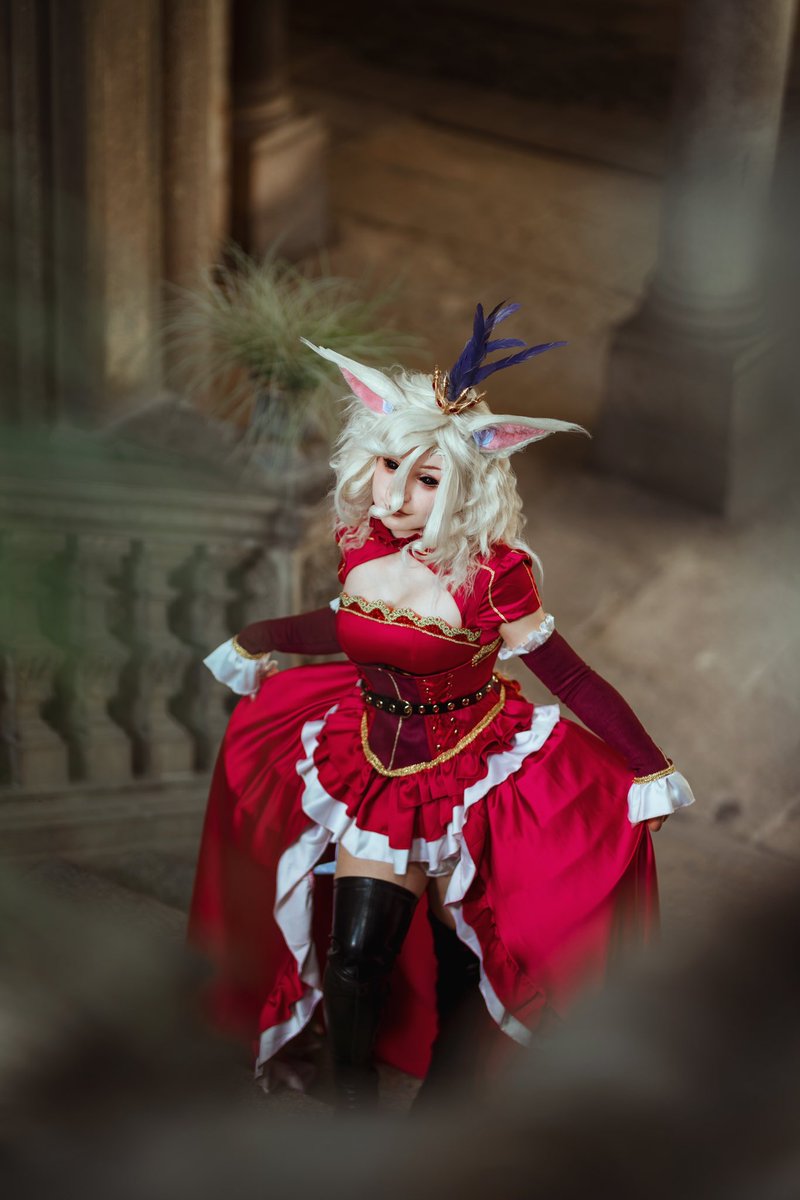 MochichuuC's tweet photo. My Mary cosplay from IdentityV 🥹🤍 me and @Angelicasbear fell in love with this costume immediately so we had to make a big photoshoot for my archduchess Mary 🩸🗡️ #cosplay #IdentityV https://t.co/EyA4bE0dig