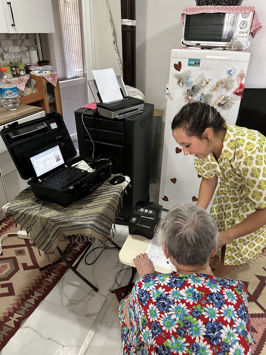 #AdresteNüfusHizmeti kapsamında 89 yaşındaki Neriman teyzemizin T.C. Kimlik kartı başvurusunu ve hayır duasını aldık. #HayatınızınHeranında <a href="/valiustaoglu/">İsmail Ustaoğlu</a> <a href="/TC_Balikesir/">Balıkesir Valiliği</a> <a href="/Balikesir_nvi/">Balıkesir İl Nüfus ve Vatandaşlık Müdürlüğü</a> <a href="/MahmutKececi61/">🇹🇷Mahmut KEÇECİ🇹🇷</a> <a href="/TC_Marmara/">Marmara Kaymakamlığı</a> <a href="/Elifcelik111/">Elif ÇELİK</a>