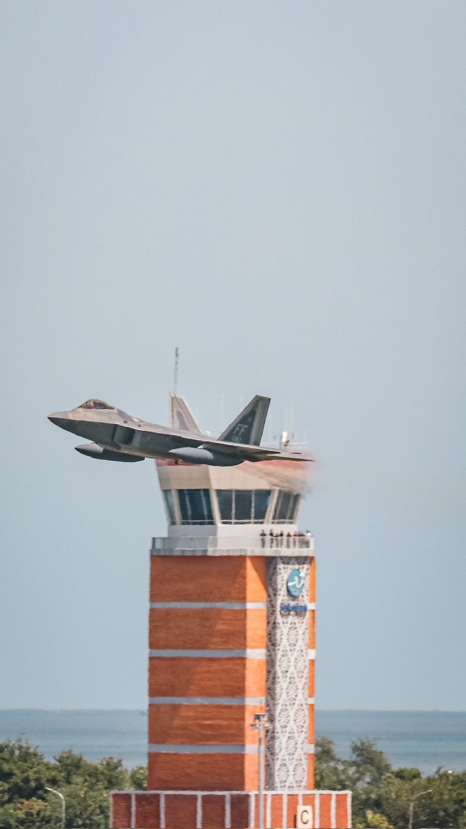Aivanr09's tweet photo. For the 1st time ever, USAF F-22 Raptor make a short stop in Indonesia, do some Hot Pit Refuel and continue the flight to Brunei Darussalam

*jangan tanya siapa itu yang ditower karena sudah pasti tahu jawabannya siapa..xixixi https://t.co/3mVLFguZgt