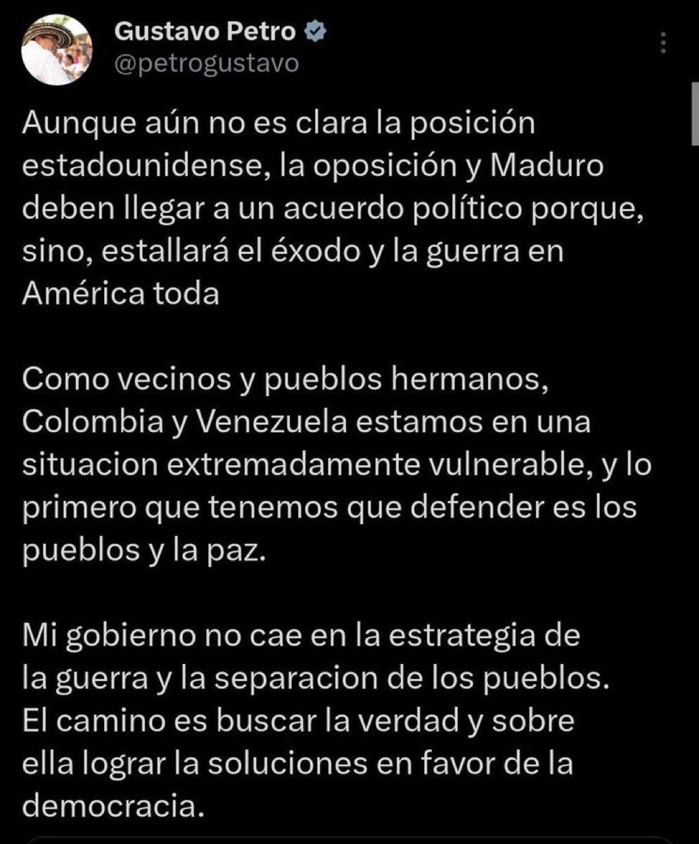 ANIABELLO_R's tweet photo. Este mensaje de Petro debe prender todas las alarmas para Colombia.

1. No se ha visto un mayor éxodo en Latinoamérica como el venezolano durante el régimen Maduro. Muchos tienen la esperanza de volver si se respeta el resultado real del 28 de julio.

2. Santos también amenazó con guerra sino se votaba Sí al Acuerdo Habanero. 
Eso es extorsionar a un pueblo para que voten en contra de su voluntad. ¿Hará lo mismo en el 26? Seguramente. Su bancada de gobierno ya está trabajando en su reelección y está en la mitad de 3 procesos de paz que seguramente estarán condicionados a que Petro o su sucesor (como lo impuso Chávez) siga en el poder. 

#UnTiranoEs el que justifica a otro tirano para que se atornille al poder infundiendo temor.