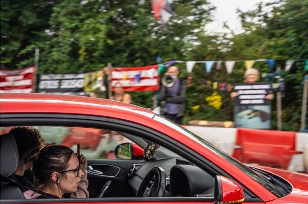 TheCampBeagle_'s tweet image. I hope this photograph follows her and haunts her for the rest of her life...💔🐾💔🐾💔🐾💔 @huntspost

#MBR worker leaving her job complicit in the crimes of #animaltesting greeting camp beagle supporters.