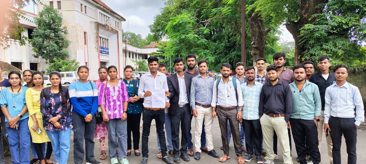 Aman24829316907's tweet image. MP मे 9300 जनसेवा मित्रो को पूर्व मुख्यमंत्री शिवराज जी ( मामाजी ) नें लगाया था  मोहन सरकार द्वारा हम लोगो को बेरोजगार कर दिआ इसलिए 
आज मुख्यमंत्री जनसेवा मित्रो द्वारा छिंदवाड़ा जिले के कलेक्टर ऑफिस मे  स्थाई रोजगार हेतु ज्ञापन दिआ गया 
#जनसेवा_मित्रो_को_बहाल_करो
@DrMohanYadav51