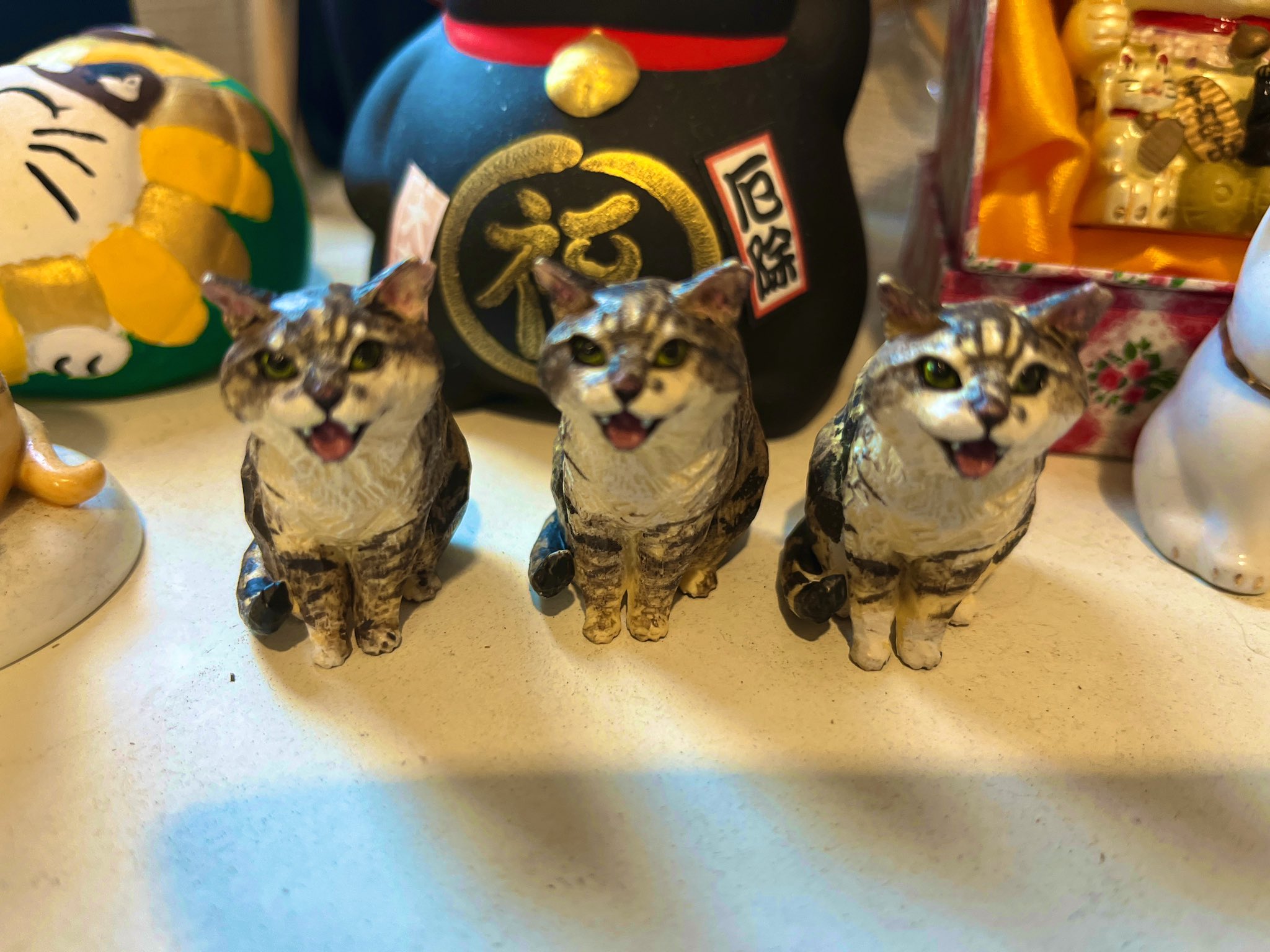 少女と猫のブロンズ彫刻 猫を背負ってる女の子 女王猫、ボス猫の女装にビビる The boss-cat's cross-dressing