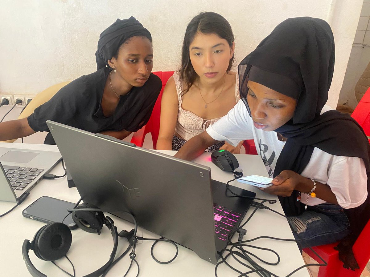 periodistasolid's tweet photo. Mariana y Andy, becados por la @unisevilla , imparten clases en Radio Mujer Bafata, (Guinea Bissau) emisora promovida por @periodistasolid con la colaboración de @canalsur, @DIPUSEVI  y @aprensasevilla . @be https://t.co/X54KLf9BAp