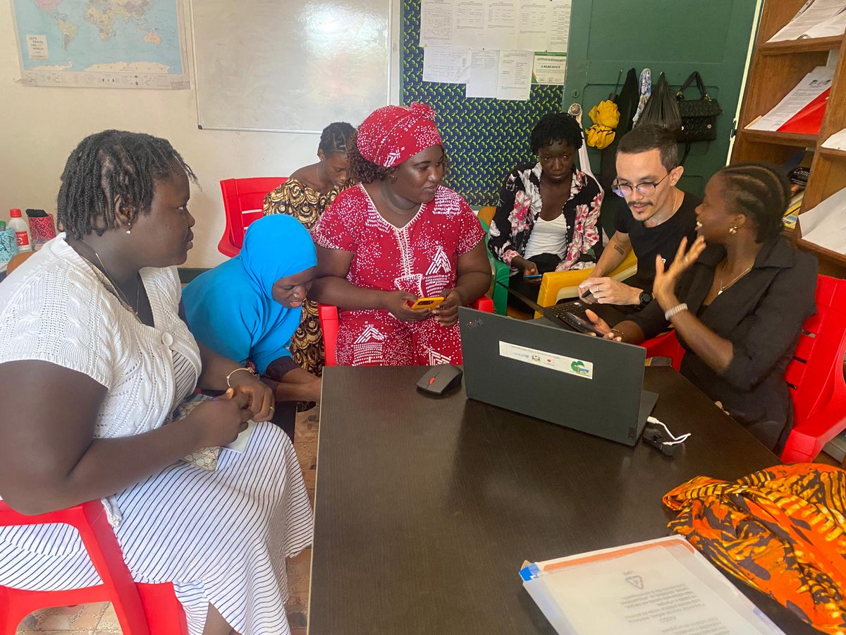periodistasolid's tweet photo. Mariana y Andy, becados por la @unisevilla , imparten clases en Radio Mujer Bafata, (Guinea Bissau) emisora promovida por @periodistasolid con la colaboración de @canalsur, @DIPUSEVI  y @aprensasevilla . @be https://t.co/X54KLf9BAp