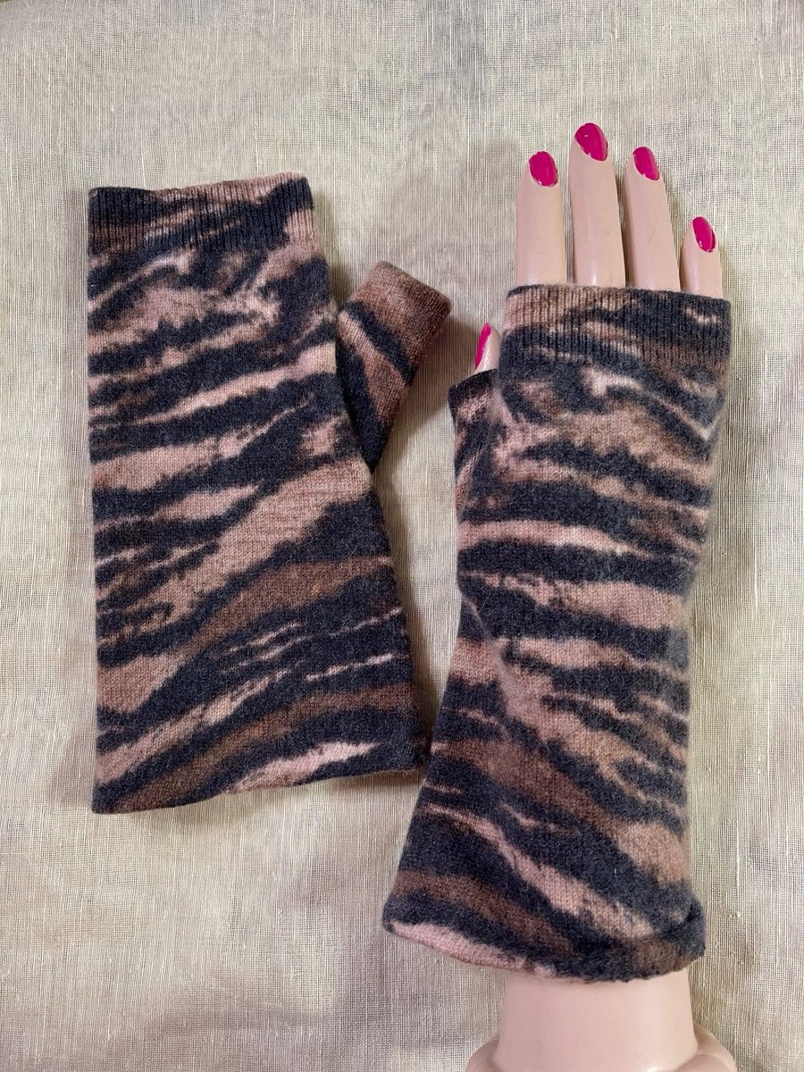 mcleodhandcraft's tweet image. #printpattern #cashmere #fingerlessgloves  mcleodhandcraftgifts.etsy.com/listing/177391…