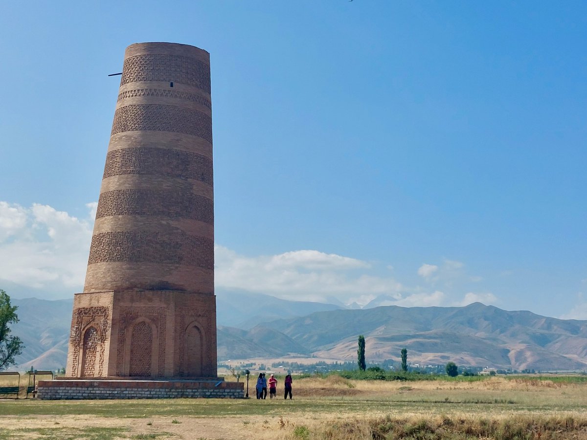 Novastan_De's tweet photo. Der Burana-Turm im Tschuj-Tal in der Nähe von Bischkek ist ein Minarett, das zu den Überresten der Stadt Balasagun (9. Jahrhundert) gehört. Sie ist der Schauplatz einer Legende, die an das Märchen Dornröschen erinnert. #Zentralasien #novastan #Kyrgyzstan #bilddestages https://t.co/XmyKauipic