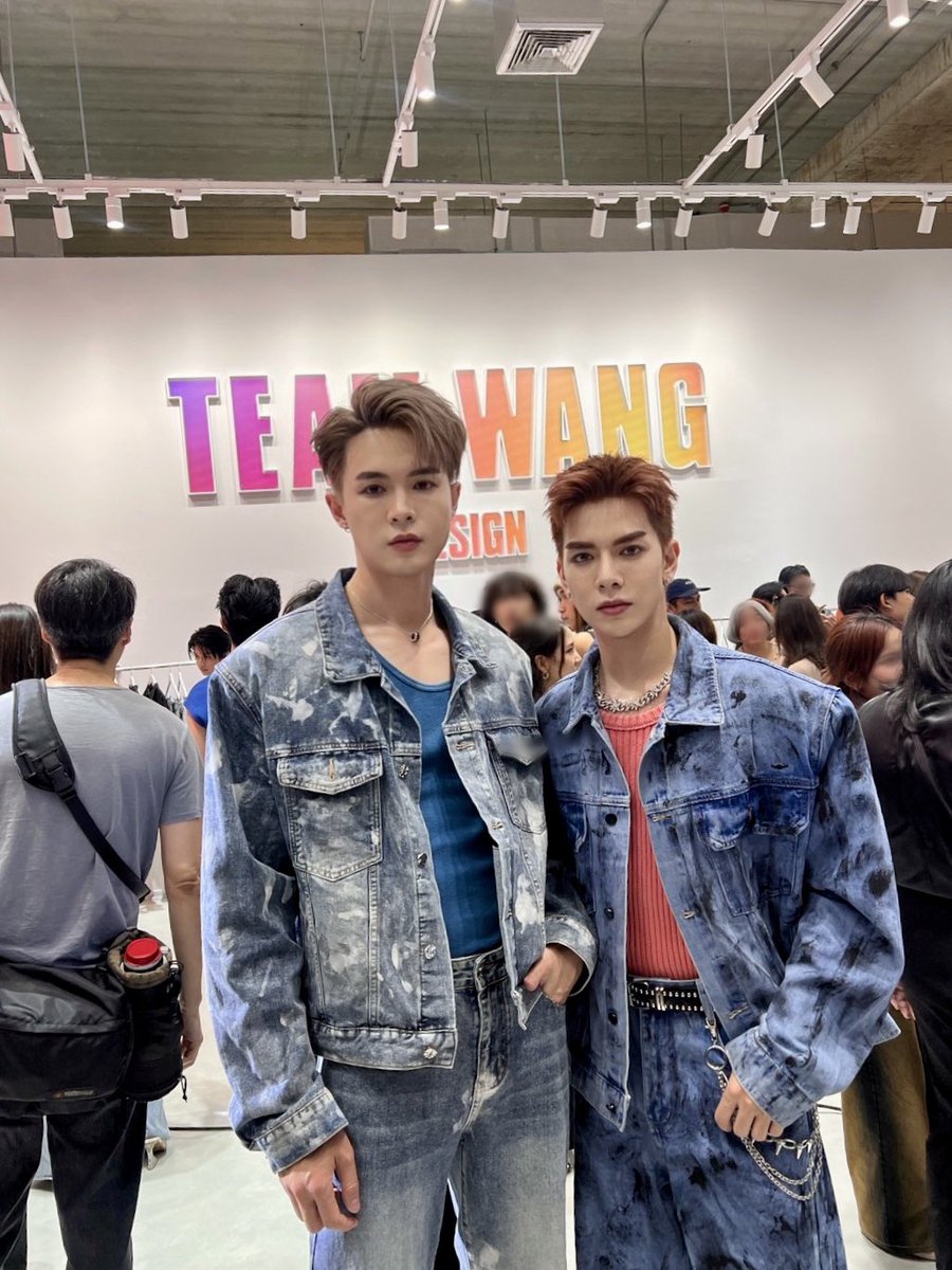 IDOLFACTORYTH's tweet photo. ขอขอบคุณทีมงาน @teamwangdesign_ ที่ให้เกียรติเชิญ

บิลลี่ @bbil1ypn เบ้บ@babe_in_  
ให้ได้มีโอกาสเข้าร่วมงาน TEAM WANG DESIGN POP UP: I SEE THE LIGHT 

รู้สึกเป็นเกียรติอย่างยิ่งที่ได้รับเลือกให้เป็นส่วนหนึ่งของงานครั้งนี้ 

BLB SEE THE LIGHT
#TEAMWANGdesign
#ISEETHELIGHTS
#TeamWangxBillyBabe
#TEAMWANGSPARKLES