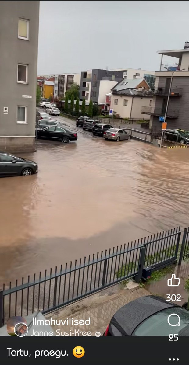 Uputus Tartus! Täna 6.08.2024  öösel alanud tugev vihmasadu ja äike on Tartu tänavad kohati jõgedeks muutnud. Äikesed on väheliikuvad ning soojas ja niiskes õhumassis käib pidev uute pilvede areng. #ukkonen #tartu #äike