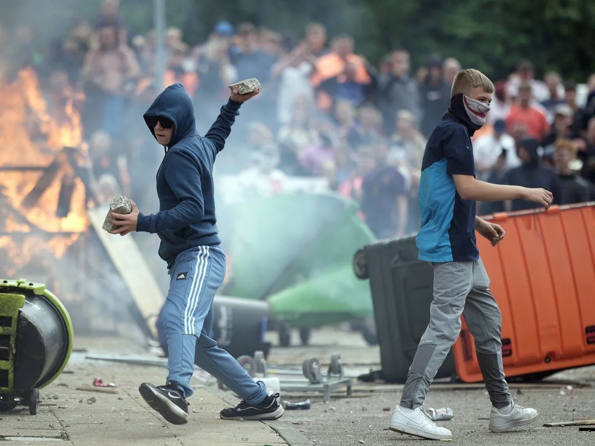 DaysOfNoahh's tweet photo. What would be the odds of the 4 main rioters, "fighting the police", who are on all the pictures in this little scene, wearing ALL #lightblue? 

This is clear color coding by #agents, so police, the "rioters" and the media knows who to watch in this #scripted theater. #UKriots https://t.co/2pINmXpNtu