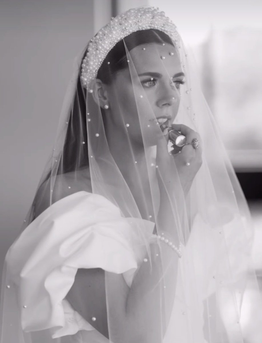 CIFDtweets's tweet photo. A Classic from #aurabridalwear #Irishfashion #milliner #irishmilliner #bride #bridal #veil #longveil #crown #bridalheadpiece #handmade #irishfashionart #aurabridal #caraghquinn #Irishdesign #CIFD https://t.co/9VMk9WySHZ