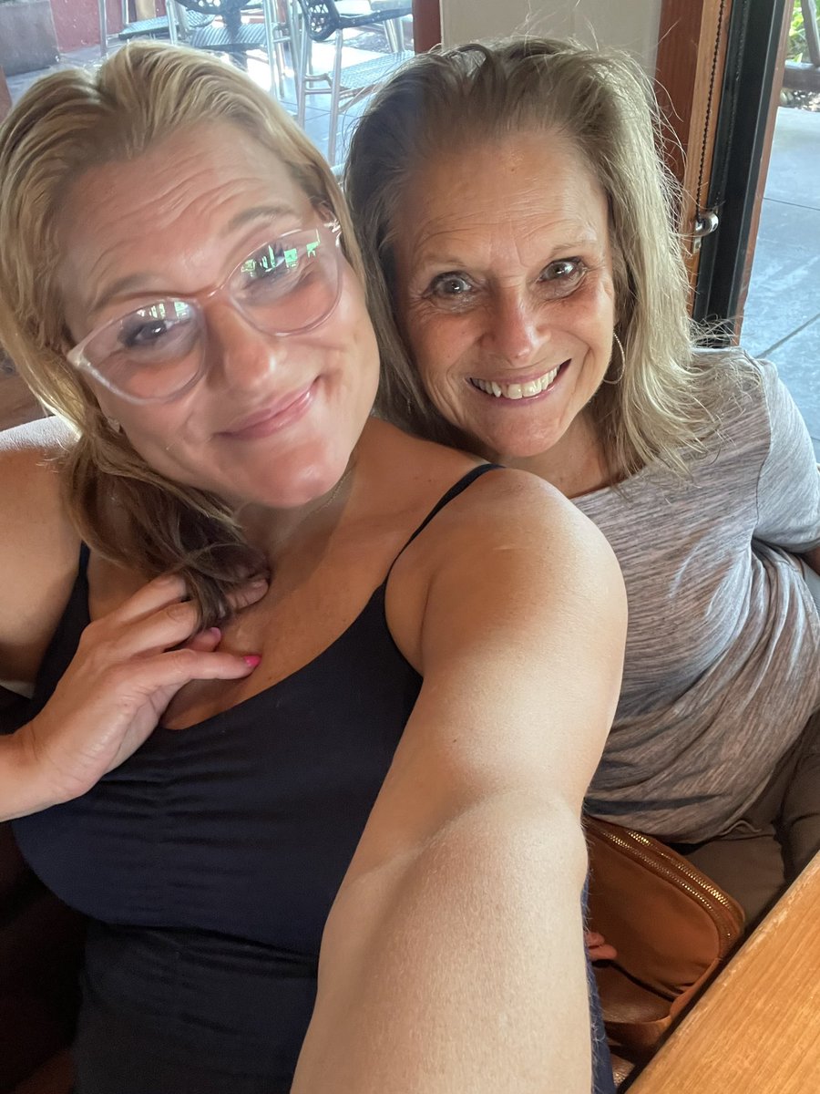 Thank you, Mama, for lunch with my big sister who teaches those little Bear things. 🐻 🥰  Here’s to a great school year.  🩷#CySprings #THATschool #BHS #BackToSchool2024 #TeachersOfTwitter