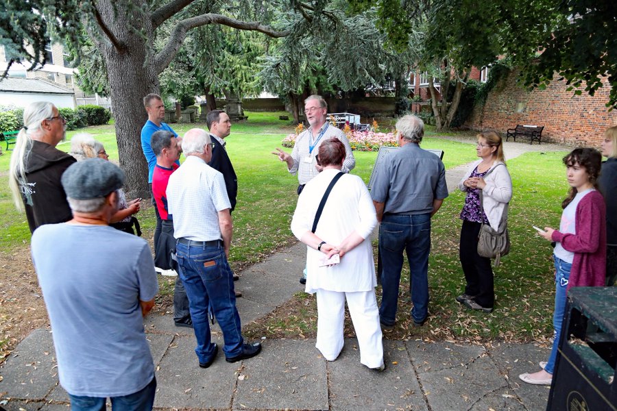 Join our curator this Thursday evening, 8 August, for one of our popular guided walks exploring #17thCentury #Huntingdon, including royal visits, witch trials, Pepys, Civil War, daily life and of course Cromwell. Details and bookings at: cromwellmuseum.org/events/cromwel…
