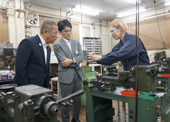 MayorSagamihara's tweet photo. 宇宙産業を支える精密切削加工74年の「株式会社由紀精密」

航空宇宙や医療など先端分野にシフトしたと説明を伺ったうえで、旋削加工の現場から卓上旋盤と手作業による仕上げ、品質管理等の製造現場を視察しました。

今後、宇宙・超電導や核融合のエネルギー分野にも取り組んでいくとのことでした。 https://t.co/qZsHAyA6xg