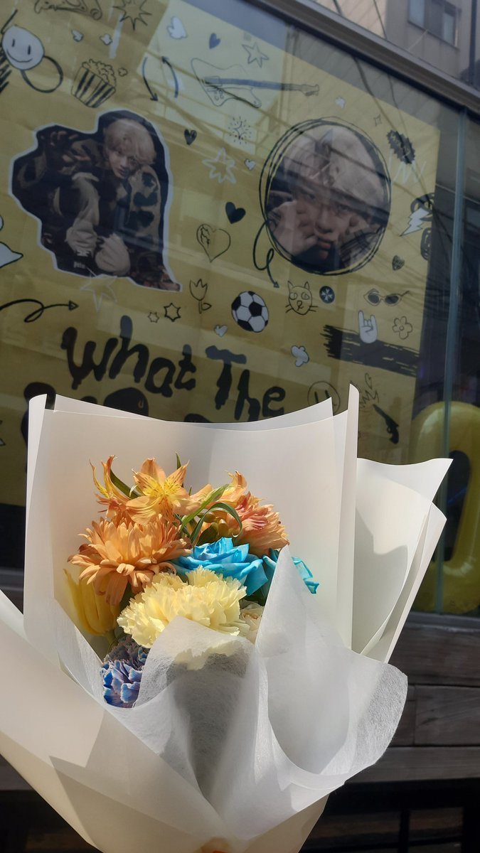 _chomoooodz's tweet photo. #What_the_WOODZ
#살벌하게_축하하는_거야
특전도 다 이뻤고 카페 디피가 너무 woops느낌나고 좋았어요..♡ 선착특전이 너무예뻐서 대기타고 받았는데 정말 만족해요.. 행복합니다
더운 날에 스탭분들도 너무 고생하셨고 감사합니다!! https://t.co/jqXX34ka1U