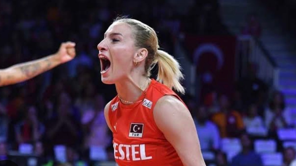 selnkrby's tweet photo. Gizem Örge kendi gibi oynuyor 🫠
Her yerde her topa dokunuyor 
#FileninSultanları https://t.co/IJjgsnPCtB