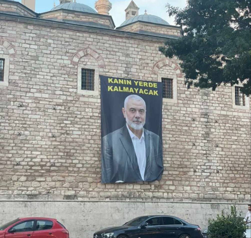 dailyislamist's tweet photo. 🔴 İstanbul, Fatih'ten: "Kanın yerde kalmayacak."