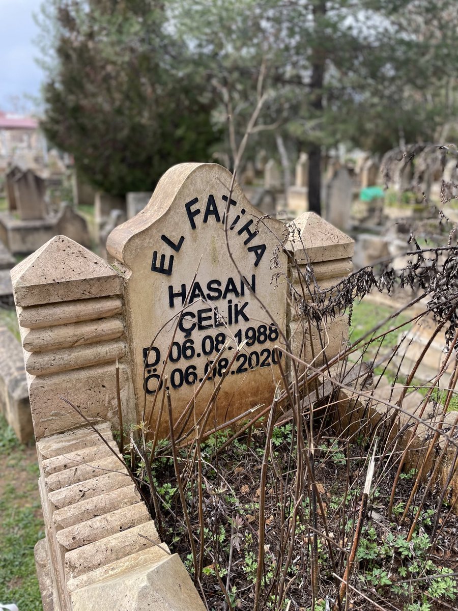 aysaclk's tweet photo. 'Şurama batan, diyor şair ; şurama batan Özlem demeselerdi, bıçak derdim..🥀’ https://t.co/NzBEIoMlq2