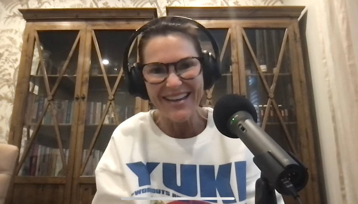Aldas001's tweet photo. Oscar's mum wearing Yuki merch on The Red Flags Pod

She's an investor in #YukiCoin 🫡 https://t.co/j6iY08Nnml