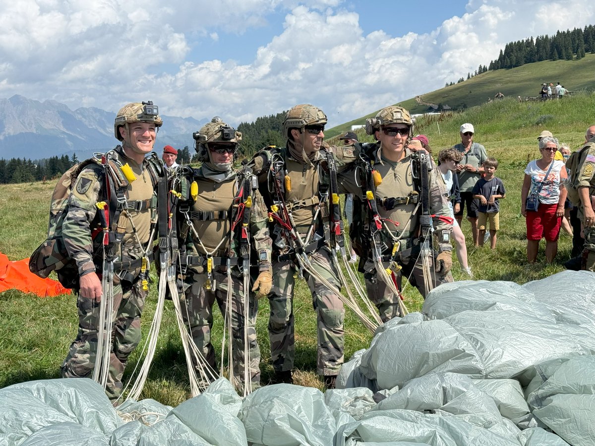 [ 📸 Retour en images] des 80 ans du Grand Parachutage 🎖 
Le 1er août 1944, les forces alliées organisaient un des plus grand parachutage sur le col des Saisies pour soutenir la résistance française.
Une semaine exceptionnelle entre souvenirs et animations