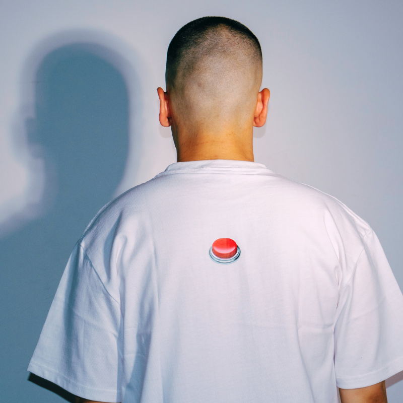 dontpush_tokyo's tweet photo. 【オンラインストアにて発売開始】
Red Impulse TEE ホワイト
待望の白色をリリース
糸から作った 9オンスのヘビーで透けにくい
クラフト生地の質感と
べたつきにくい着心地の良さを実現
ストリートの視線を搔っ攫う一枚
数量限定で発売
Model:@shirafu
#dontpush #hiphop #白T