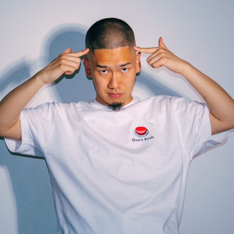 dontpush_tokyo's tweet photo. 【オンラインストアにて発売開始】
Red Impulse TEE ホワイト
待望の白色をリリース
糸から作った 9オンスのヘビーで透けにくい
クラフト生地の質感と
べたつきにくい着心地の良さを実現
ストリートの視線を搔っ攫う一枚
数量限定で発売
Model:@shirafu
#dontpush #hiphop #白T