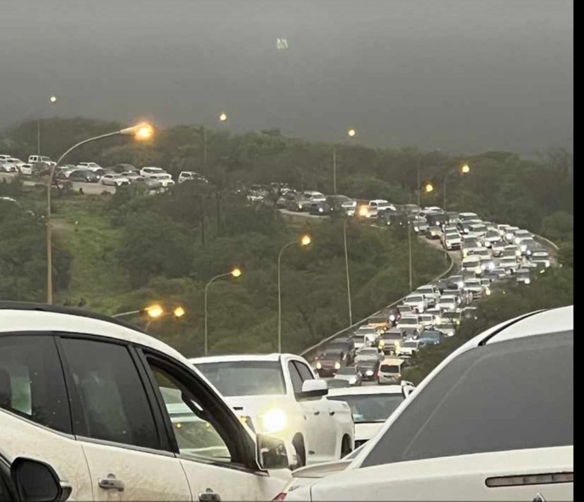 مشهد لا يسر الناظرين
يكسر متعة الخريف، ويشوه جمال الطبيعة والسياحة، في اوج بهائها مشهد يتكرر سنويا، ولا حلول عملية.. وعود وتصريحات تتكرر مع كل موسم، وتضل حبر على ورق والمشكلة تتفاقم سنويا، على السايح المخنوق بالزحمة والمواطن يتجنبها بملازمة بيته
"الصورة منقولة" #خريف_ظفار_2024