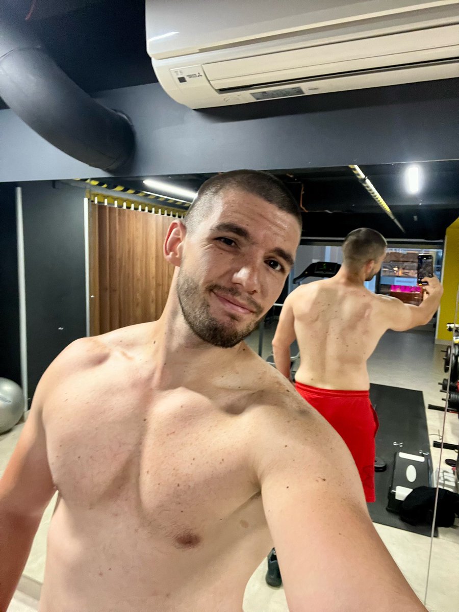 vladvaidaro's tweet photo. I’m in Poland, first time here!!! Time to earn my coffees and pizza 😂 https://t.co/NptH9DkEGV