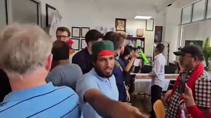 NewsAlgebraIND's tweet photo. BIG BREAKING NEWS 🚨 Bangladesh radicals create havoc across the world.

Ri0ters storm Bangladesh Consulate in New York.

Entire World in SH0CK !!

They removed the portrait of Bangladesh Founder Sheikh Mujibur Rahman who created Bangladesh.

They are atta*cking Hindus & Hindu Temples across Bangladesh. Fundamentalists will now rule this country.