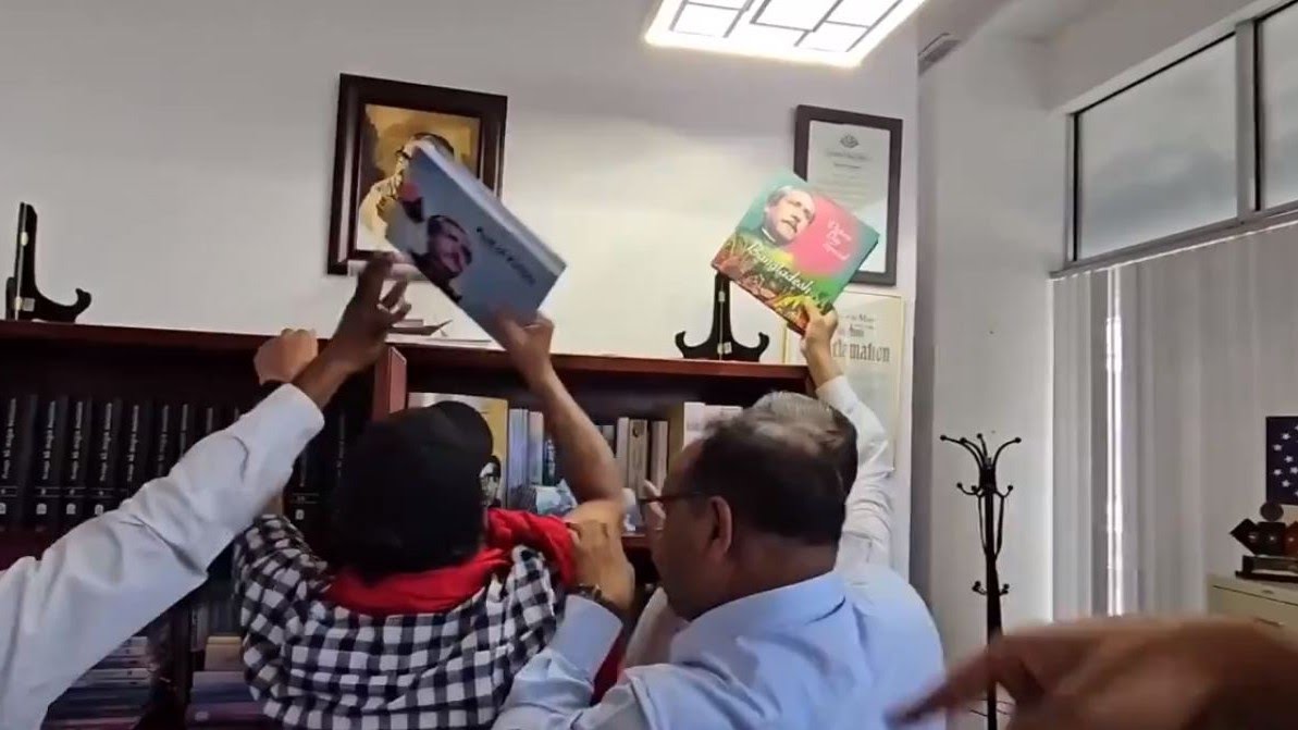 NewsAlgebraIND's tweet photo. BIG BREAKING NEWS 🚨 Bangladesh radicals create havoc across the world.

Ri0ters storm Bangladesh Consulate in New York.

Entire World in SH0CK !!

They removed the portrait of Bangladesh Founder Sheikh Mujibur Rahman who created Bangladesh.

They are atta*cking Hindus & Hindu Temples across Bangladesh. Fundamentalists will now rule this country.