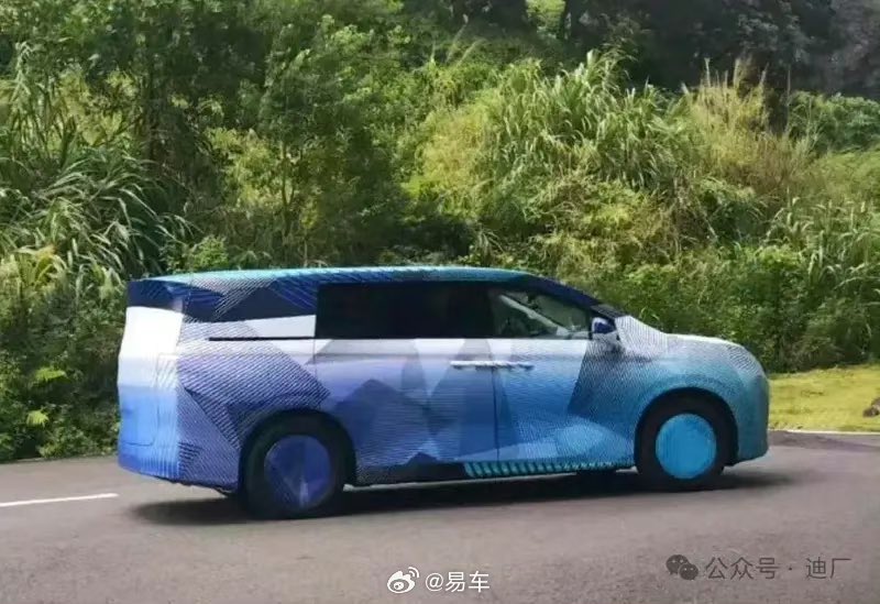 DriveGreen80167's tweet photo. Spy Shots of BYD’s Latest MPV Revealed with New Dynasty Naming
BYD’s upcoming MPV model, which will not be named Tang MAX as previously thought. Instead, it will feature a new Dynasty naming convention, with speculation pointing to the name “Zhou.”
#BYD #NewMPV #SpyShots #DynastyNaming #TangMAX #Zhou #ElectricVehicle #HybridCar #CarDesign #AutomotiveNews $byddy