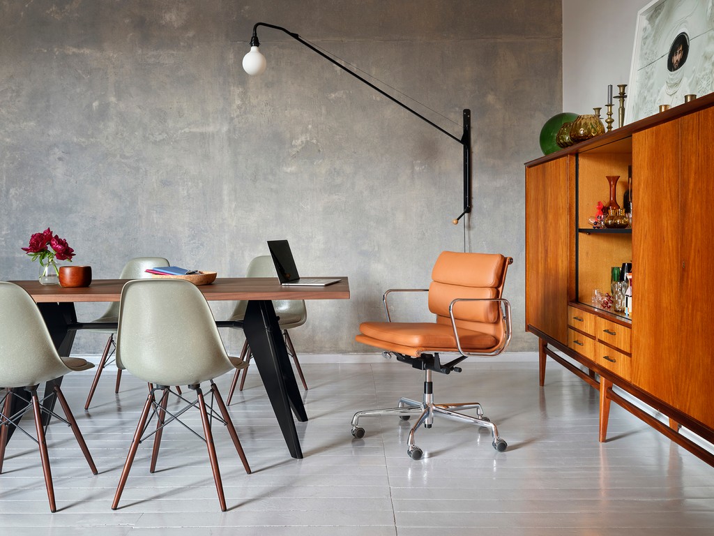 The models EA 217 and EA 219 are the office swivel chairs in the Soft Pad Group by Charles and Ray #Eames. Their dignified aura makes them especially suited for management areas. 

vitra.com/office/product…

#Vitra #MarkeYourHomeWork