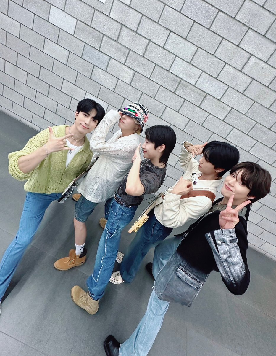I REALLY LOVE THIS PHOTO AAAAAA THEY'RE SO CUTE