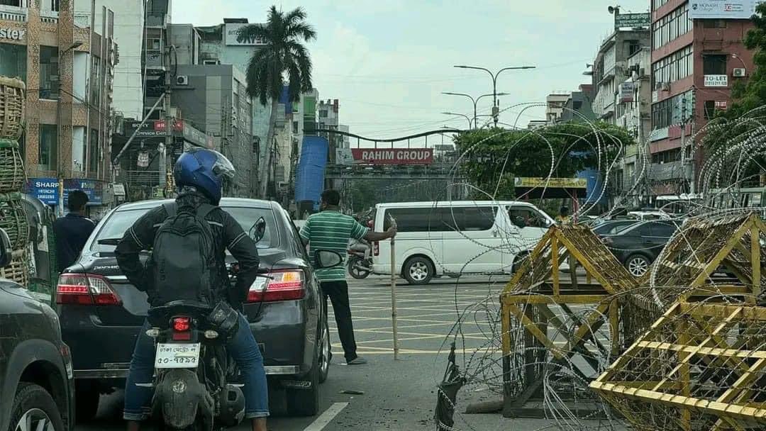 hs5blue's tweet photo. Bangladeshi general people take up the duty to maintain traffic in a state of chaos after the resignation of Sheikh Hasina. Progressive students also take up volunteering duties around important buildings and places to ensure safety!
#ReformingBangladeshTogether https://t.co/acwscEttYA