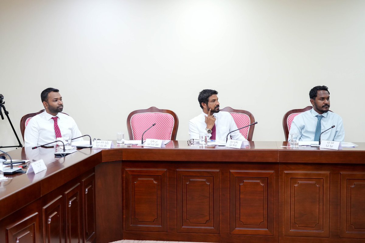 އިންފޮމޭޝަން ކޮމިޝަނަރުގެ އޮފީހުގެ މަސައްކަތްތަކާ ގުޅޭގޮތުން، ރައްޔިތުންގެ މަޖިލީހުގެ މިނިވަން މުއައްސަސާތަކުގެ ކޮމިޓީއިން އެ އޮފީހުގެ ބޭފުޅުންނާ ބައްދަލުކުރުން