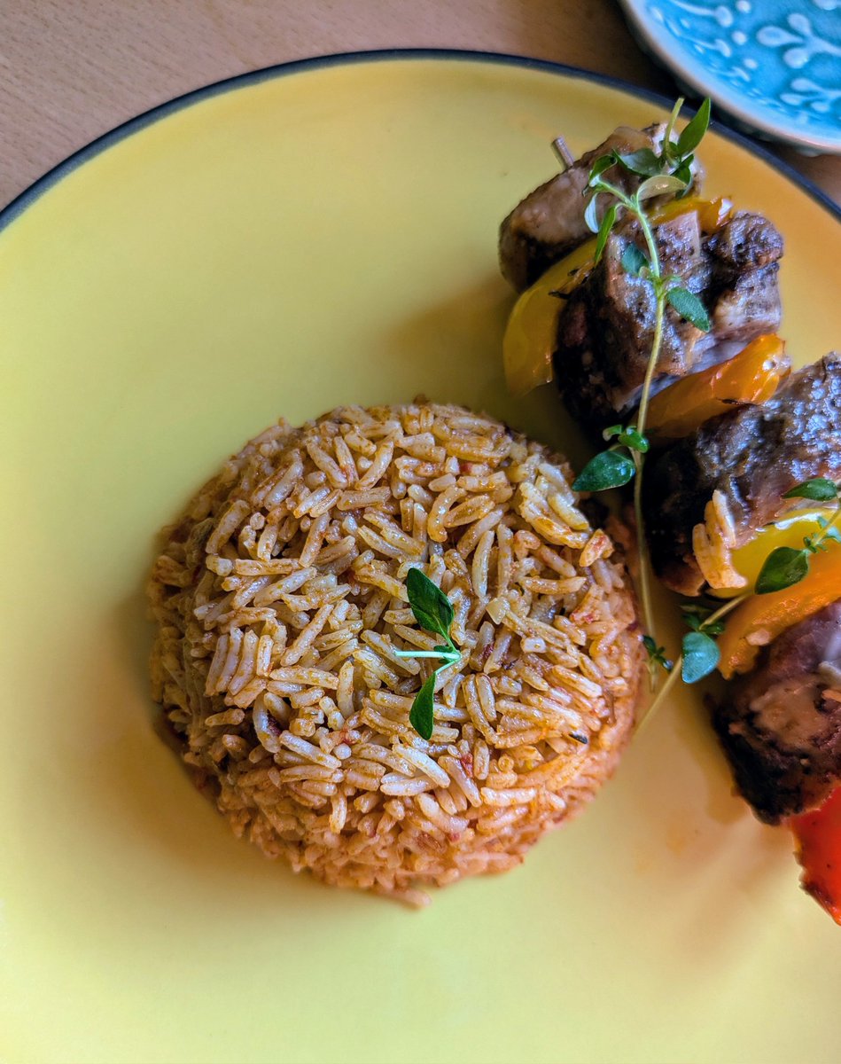 This is a leftover dream ♥️. I took the lamb out of my leftover spicy stew and skewered it alternately with roasted bell peppers. 
Then tipped steamed rice into the remaining sauce, stirred it through to mop up the sauce. Et voilà!

#bonappetit 
#foodie
#leftovers