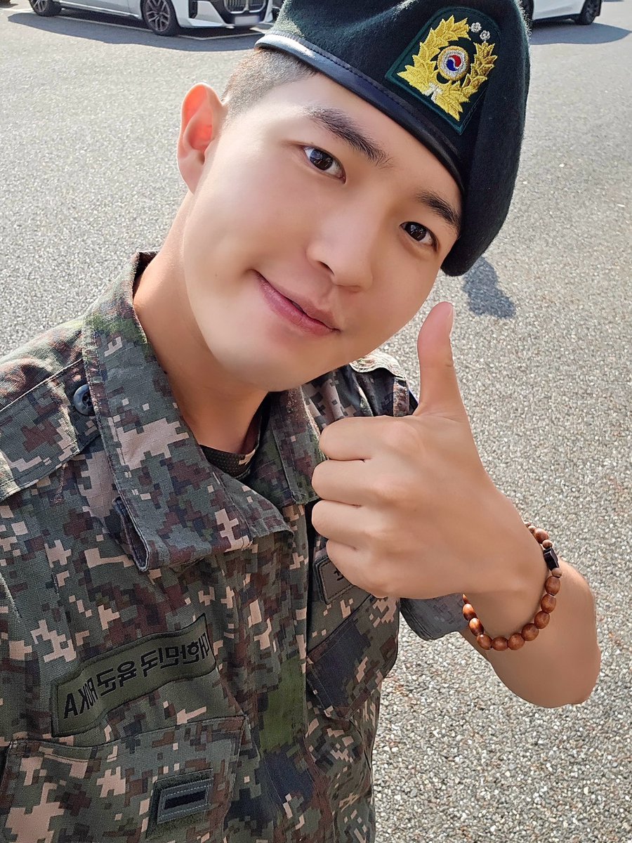 [🍃] 25교육연대 1교육대 신병교육 수료식🎊

001번 김재환 훈련병 신병교육 훈련 무사히 마쳤습니다🫡
5주 동안 아낌없는 응원과 격려 보내주셔서 감사드립니다🍃

천재 강아지 재환이는 더욱더 성숙해진 모습으로 다시 찾아 뵐테니 그때까지 윈드도 건강하게 잘 지내기로 약속❣

#김재환