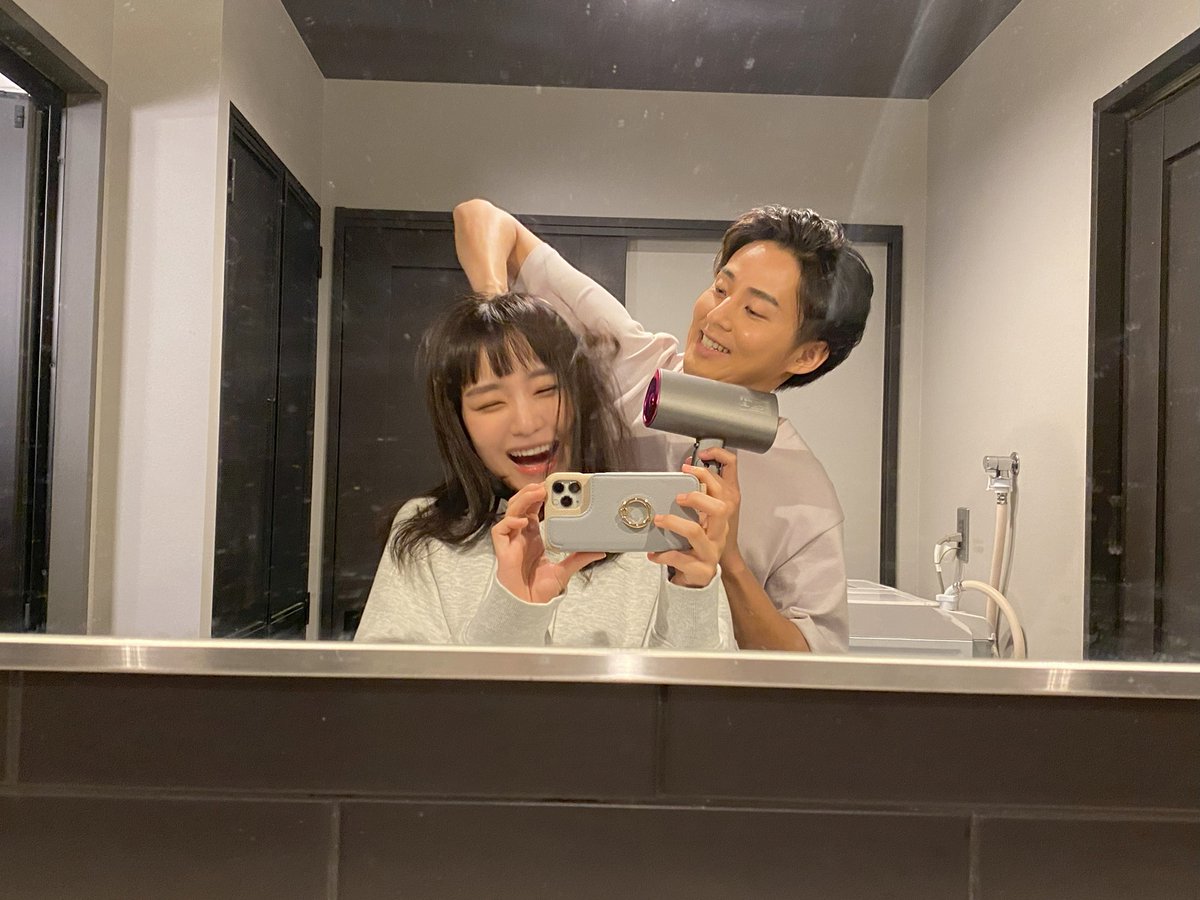 oricon's tweet photo. 藤ヶ谷太輔×奈緒 W主演映画
『傲慢と善良』劇中カット解禁❗️

8月7日“パートナーの日”を記念
順風満帆＆幸せあふれる2人の姿✨
https://t.co/quKZ8x9c5b

#映画傲慢と善良 #パートナーの日 @goman_zenryo @naonotubu https://t.co/6ph7qUnKKa