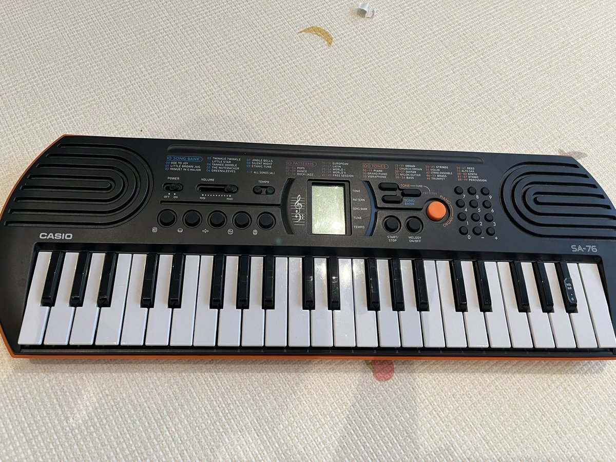 vegetables555's tweet photo. ⑦CASIO キーボード(SA-76) 900B

ピアノ練習用に、3600Bほどで購入しました。タイ電源です。
ピアノ練習用やお子様のおもちゃに使えると思います。 https://t.co/4qSKGL6IfG