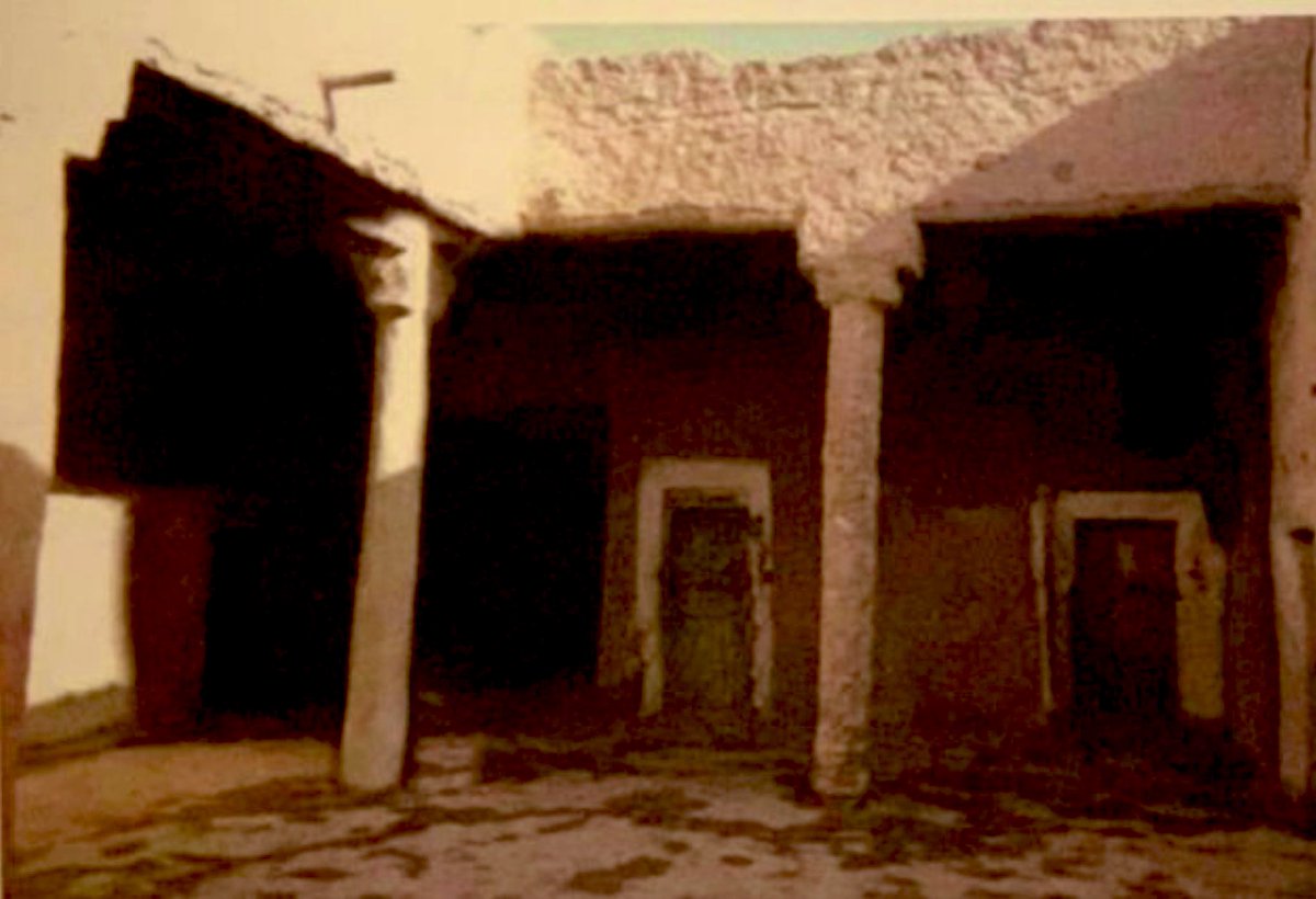 Duriyah_'s tweet photo. قصر أم إجرار:
شهدت مزرعة أخوالي المعروفة باسم (أم إجرار) في الدرعية ولادتي في البيت المسمى القصر، واختار جدي لوالدي سماحة الوالد الشيخ محمد بن إبراهيم بن عبداللطيف آل الشيخ رحمة الله لي اسمي في يوم العقيقة الذي يسميه النجديون يوم السماوة وهو اليوم السابع او الرابع عشر او الحادي والعشرون، ويدعون إليه أقرب أقارب المولود ويمنحونه حينما يرونه للمرة الأولى مبلغا من المال يسمى الرفاعة فيضعونها في قماش المهاد الأبيض الذي يُلف فيه، هدية لأهله وإظهارا للفرحة بقدومه، وقد شهدت مزرعة أم إجرار تسمية إخواني عبد الرحمن وعبد اللطيف، وصالح، وكذلك الأخت هدى،
و تنتمي والدتي هياء إلى أسرة آل عثمان التي تقطن الدرعية وهم من ذرية عثمان بن عون الشويعر من بني خالد، حيث كانت الاسرة تملك العديد من المزارع العائلية في الدرعية منها: مزرعة النميلة وابو سدير والحسانية الكائنة في شعيب قري قصير وأم زوير والمغنى والرفايع والغرافة الكائنة في شعيب قري عمران، ومزرعة الجميلي الكائنة في الجهة الغربية من الروقية ومزرعة الطالعة الواقعة على وادي حنيفة غرب ظهرة سمحان ومزرعة الرميلان في البجيري. وبعد زواجها من الوالد سكنت معه في بيت الجد الشيخ محمد بن ابراهيم في دخنه حتى تاريخ ولادة الاخ عبد اللطيف الابن الثالث لها ، وقد كانت أصغر النساء المتزوجات في البيت وكانت تحظى بعناية خاصة وتقدير من الجد الشيخ محمد وكانت علاقاتها مع جميع النساء في البيت علاقة ود ومحبة وتعاون وقد أخذت الكثير من صفات والدتها طرفة ال يوسف فكانت ذا حكمه وعقل راجح ومديرة رائعة في منزلها كما كانت مربية ومعلمة لنا من الدرجة الأولى على الرغم مما عانته في مرضها الذي أبقاها في الدرعية لفترة ليست بالقصيرة جراء ذلك المرض الذي صبرت عليه فجزاها الله عنا خير الجزاء، وقد توفيت رحمها الله في ٢٦ شعبان ١٤٢٨ هجرية. بنى جدي عبد الله بن محمد بن عثمان والد جدي لأمي عبد الرحمن قصره في مزرعة أم إجرار بالدرعية حيث سكنه مع أسرته. انتهى كلامه، من كتاب رحلتي من الدرعية إلى أمريكا. عبدالملك بن أحمد آل الشيخ.
وحدود مزرعة أم جرار من الشرق جبل ومن الشمال (البديع) وجنوباً النبهاني ومن الغرب مقبرة. و كان بها مسجد صغير  أيام الدولة السعودية الأولى ويقع في شعيب قري عمران (الشويعر) وكان يصلي في المسجد قديما أسرة الشقري وكان يصلي به محمد بن عثمان وأخيه عبدالله،
#_آل_الشيخ #العثمان #الشويعر