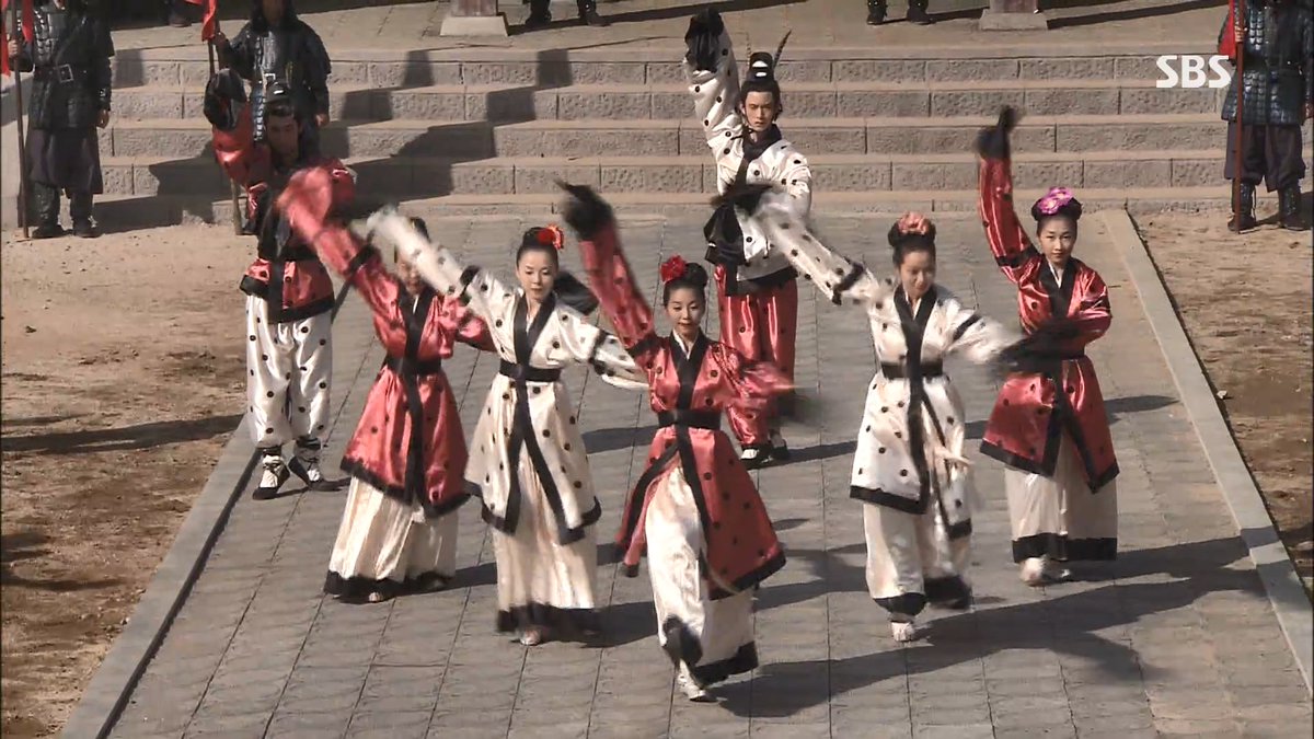 sotaebo0043's tweet image. 고분벽화 사진 봤으면 익숙한 고구려옷. 전자는 오프닝에만 나오지 본편에선 안 나옴...