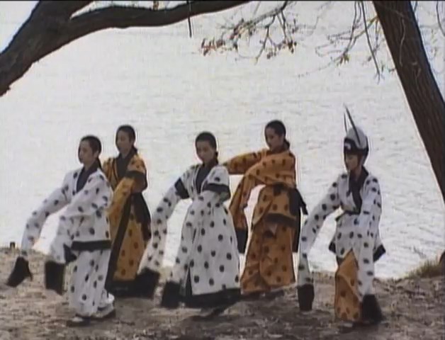 sotaebo0043's tweet image. 고분벽화 사진 봤으면 익숙한 고구려옷. 전자는 오프닝에만 나오지 본편에선 안 나옴...