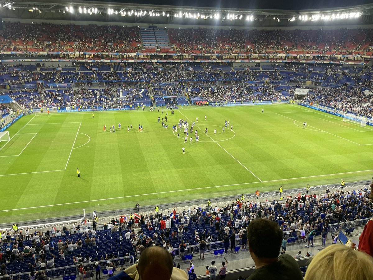 Match incroyable, ambiance survoltée hier soir au #parcol #FranceEgypte 
Magie des #ParisOlympics2024 de Paris jusqu’à Lyon